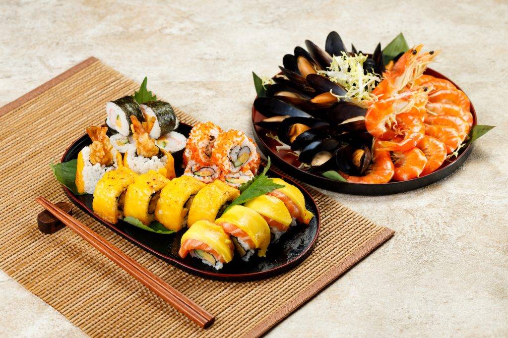 自助餐 新鮮凍蝦、藍青口及壽司拼盤