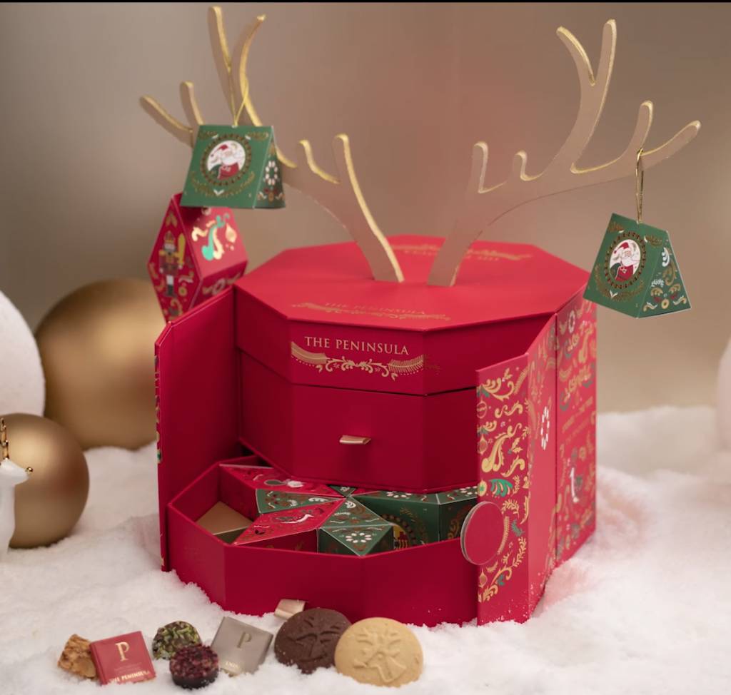奇妙禮盒（0）配合今年聖誕馴鹿的主題，以一對鹿角造型的奇妙禮盒，雙層式設計有24個獨立小盒，內藏鬆脆蝴蝶酥、軟心朱古力、糖果、曲奇及雜錦朱古力，每個小盒更可作聖誕掛飾，裝飾在鹿角或聖誕樹上。