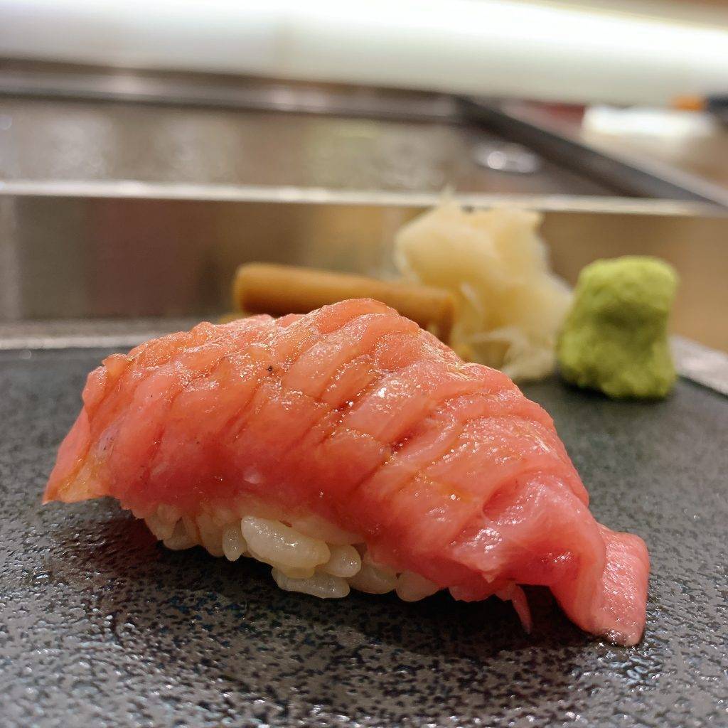 Omakase 全港Omakase推介｜腦天吞拿魚）腦天是吞拿魚四大矜貴部位之一，口感軟滑，筋少而脂肪多。