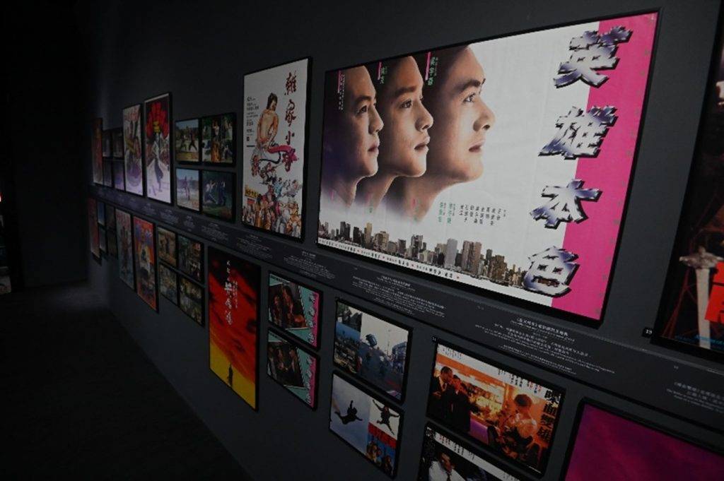 「瞧潮香港60+」展覽內展出唔同年代的經典電影海報、玩具、漫畫同埋出版刊物，令人大開眼界。