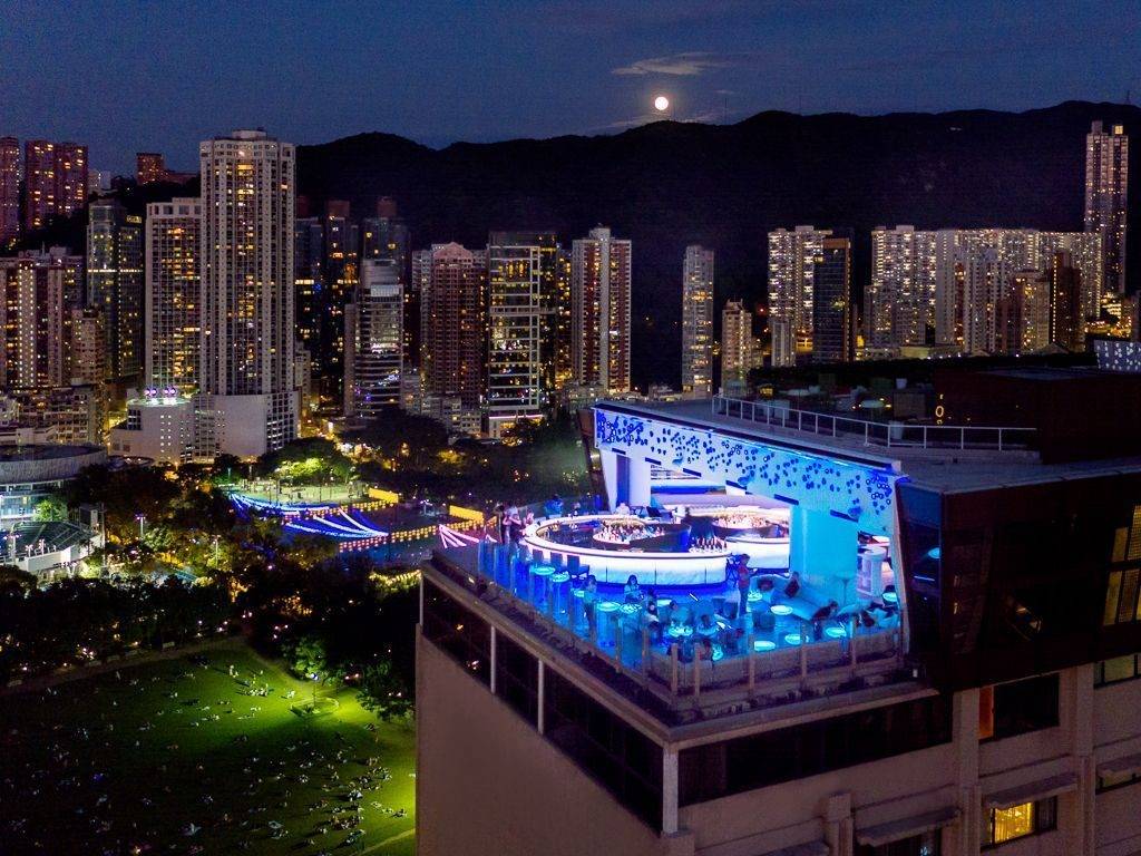 香港酒吧 酒吧餐廳推介｜酒吧位於酒店頂層天台，十分開揚。