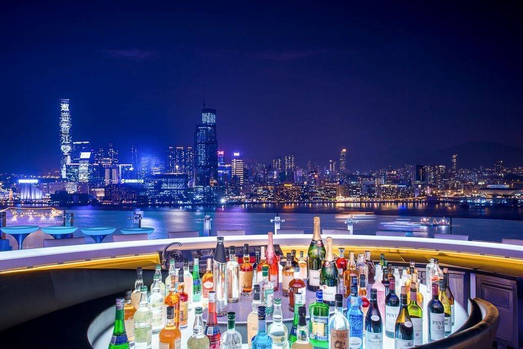 香港酒吧 酒吧餐廳推介｜有超過20種雞尾酒選擇，一邊飲酒一邊觀賞維多利亞港，絕對令人難忘。