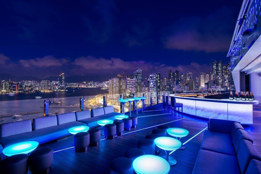 香港酒吧 酒吧餐廳推介｜一望無際的維港海景，十分煞食。