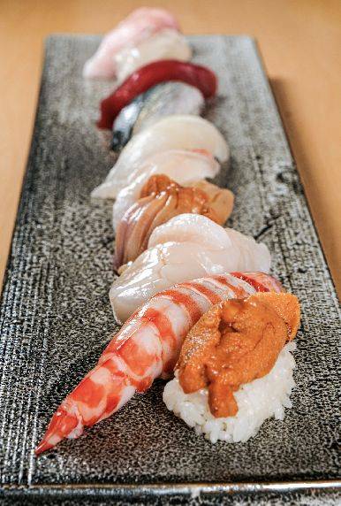 壽司十件包括有大吞拿魚腩、金目鯛、海膽及平目等。（圖片來源：豐 Sushi Yutaka）