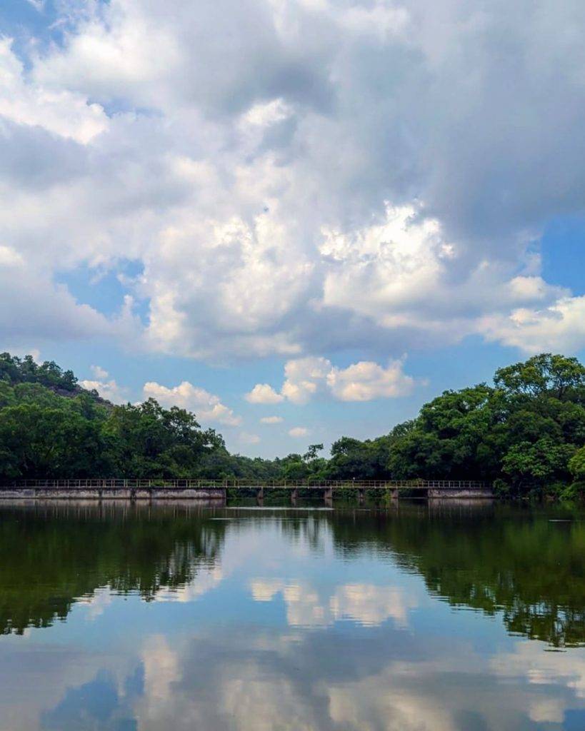藍天白雲映在湖面，好似天空之鏡。（圖片來源：yufung328 授權）