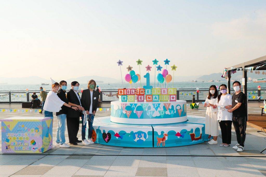 早前發展局放了個2米的蛋糕在海濱長廊，裝置更可變成8部玩具車。（圖片來源：FB@發展局）