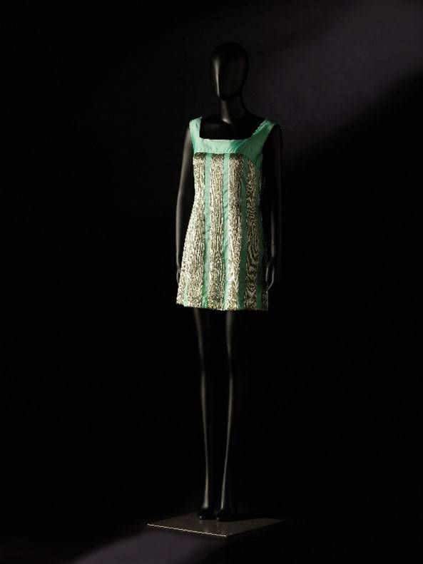 演員蕭芳芳博士捐出六十年代於粵語歌舞片中著過嘅珠片迷你裙。