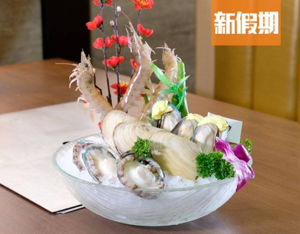 海鮮燒烤盤內有海蝦、活鮑魚、青口、蜆等5款。（圖片來源：新假期編輯部）