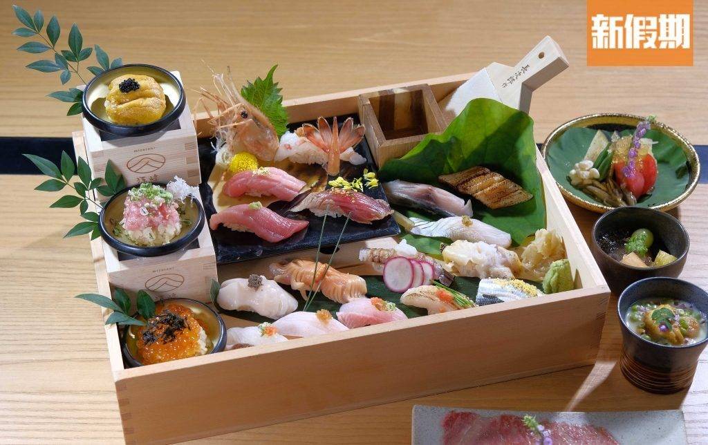 Omakase 全港Omakase推介｜壽司套餐。用上精緻木盒盛裝著，一次過食齊20件壽司。建議先從最底部壽司吃，再吃拖羅、繼而吃海膽，味道由淡到濃。