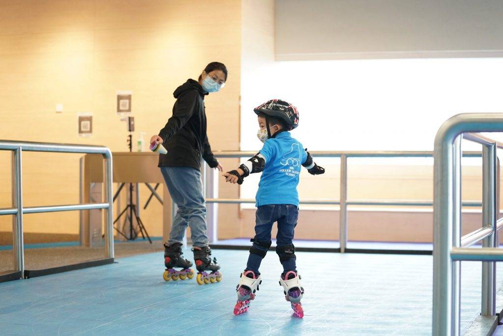 室內好去處 「香港滾軸溜冰學校」齊備兒童及成人課程，大人小朋友都啱去！