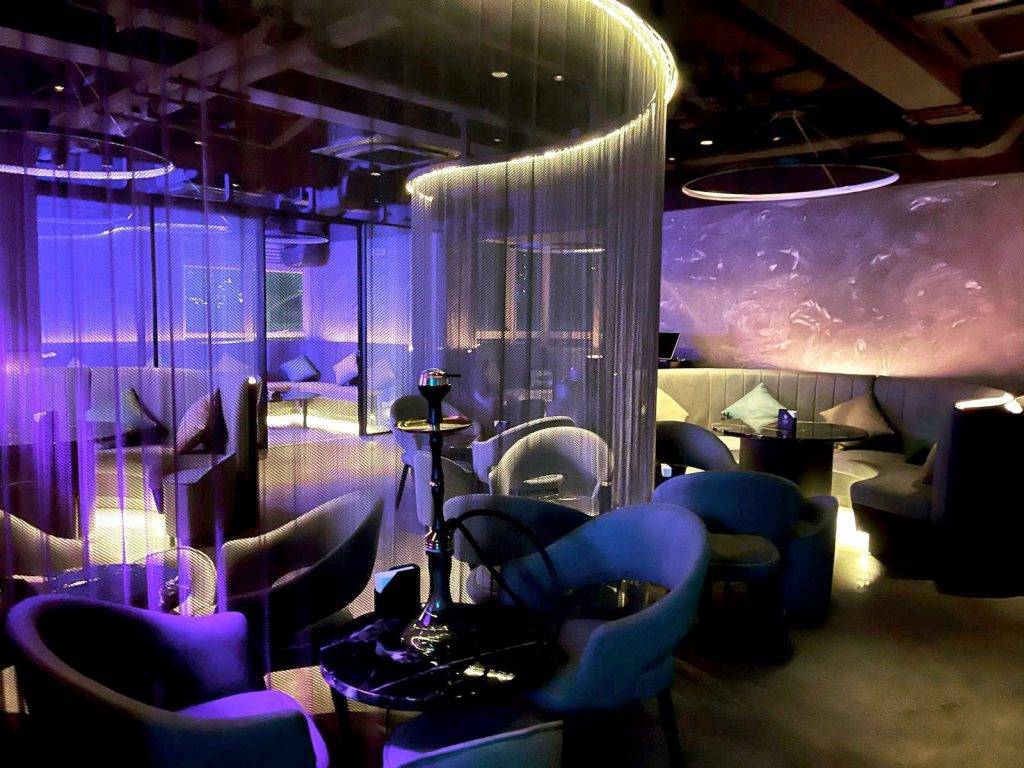 香港酒吧 酒吧餐廳推介｜場內裝修以暗紫色為主，感覺很像星空！