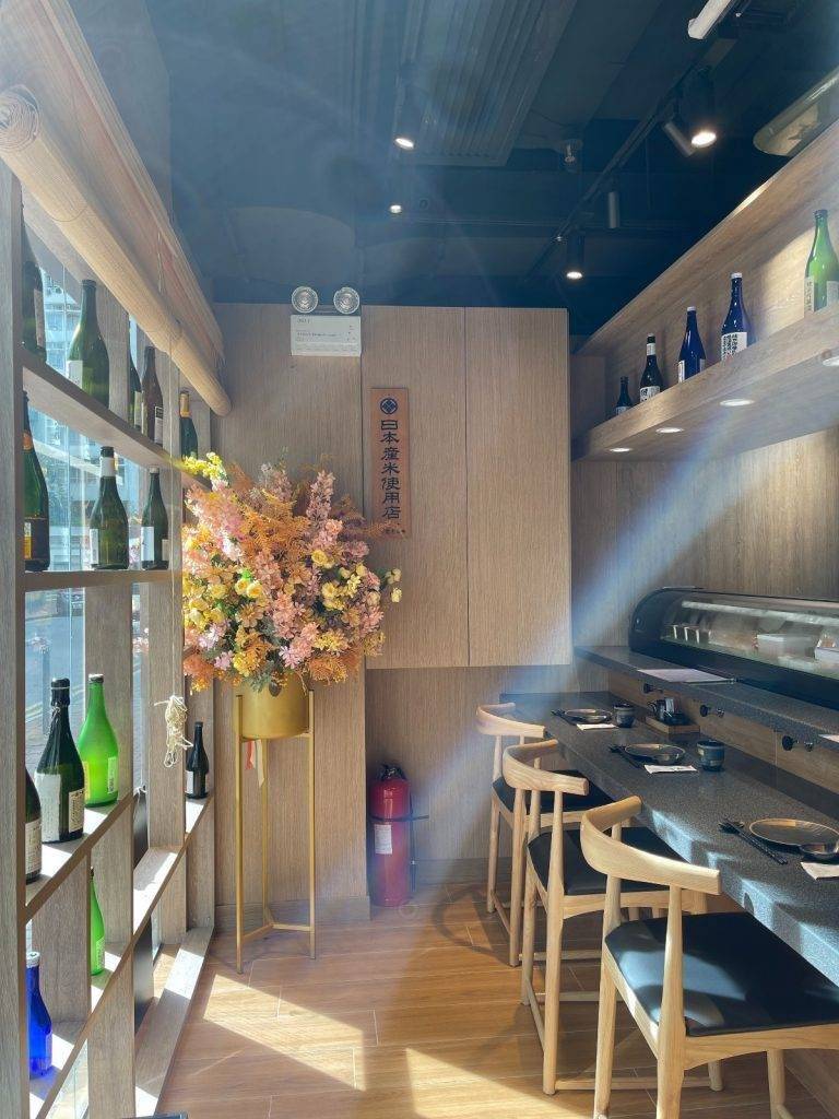Omakase 壽司推介｜店主吧枱格局，讓食客與師傅交流。
