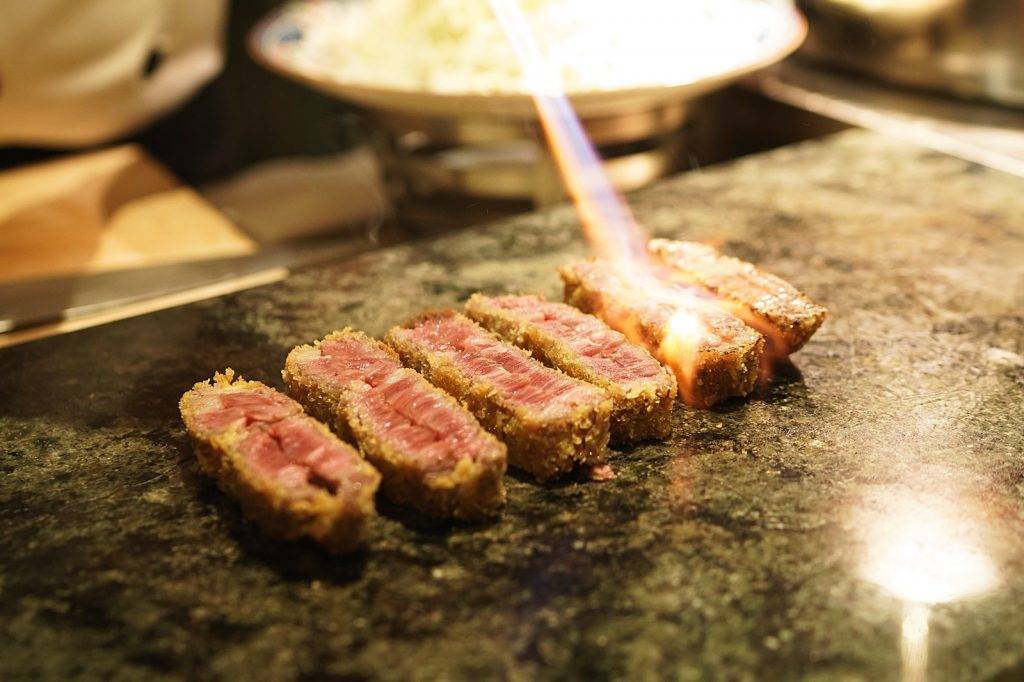 Mr.Steak 吉列神⼾和⽜先將和⽜即炸⾄⿈⾦⾊後，後放在鐵板⽤火槍炙香，食時可以選擇配上⽇式⽜⾁汁或芝麻汁享⽤。