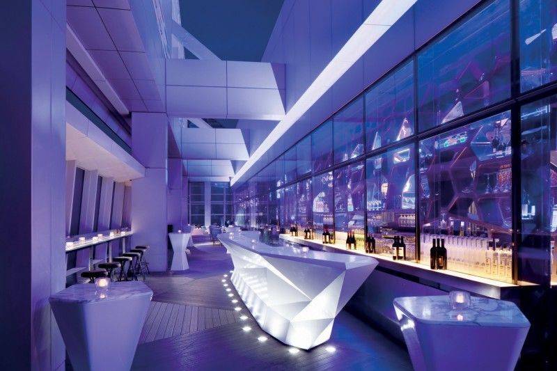 香港酒吧 酒吧餐廳推介｜戶外酒吧區最受歡迎，也有不少對窗座位望到夜景。