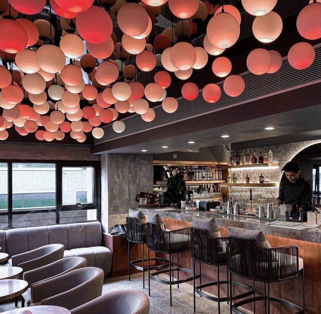 酒吧餐廳 J.Moon Lounge於2點開始營業，日光照進店內後，粉紅色的波波燈既夢幻，場內的灰及木系裝修感覺又有高級格調。