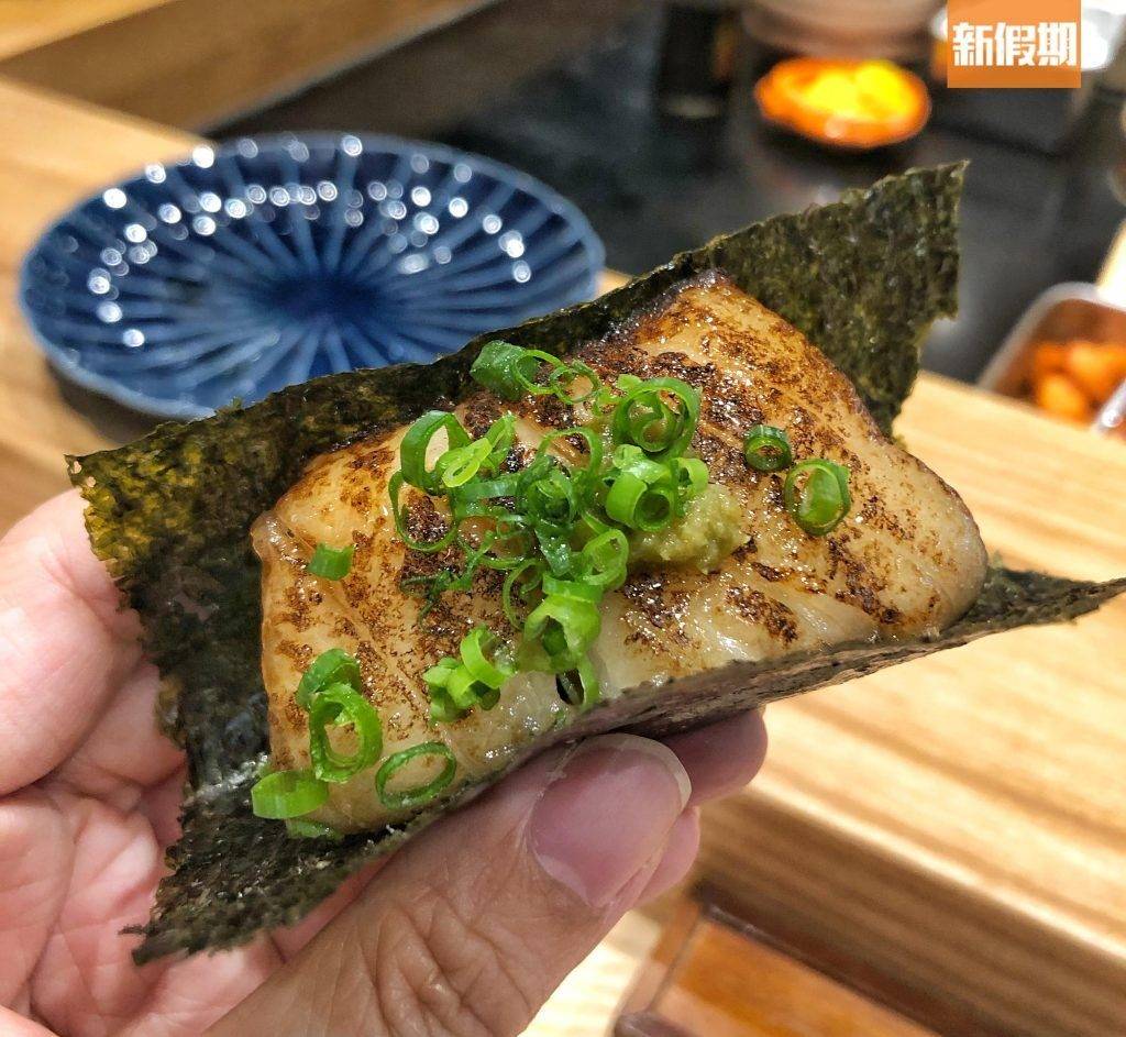 Omakase 全港Omakase推介｜右口魚一大件十分誇張，入口魚油滿瀉，記得要在紫菜變腍之前快食。