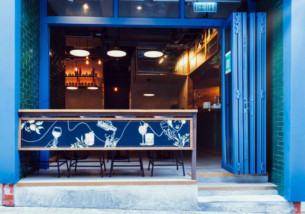 香港酒吧 酒吧餐廳推介｜全店以藍調作主色，明亮搶眼。