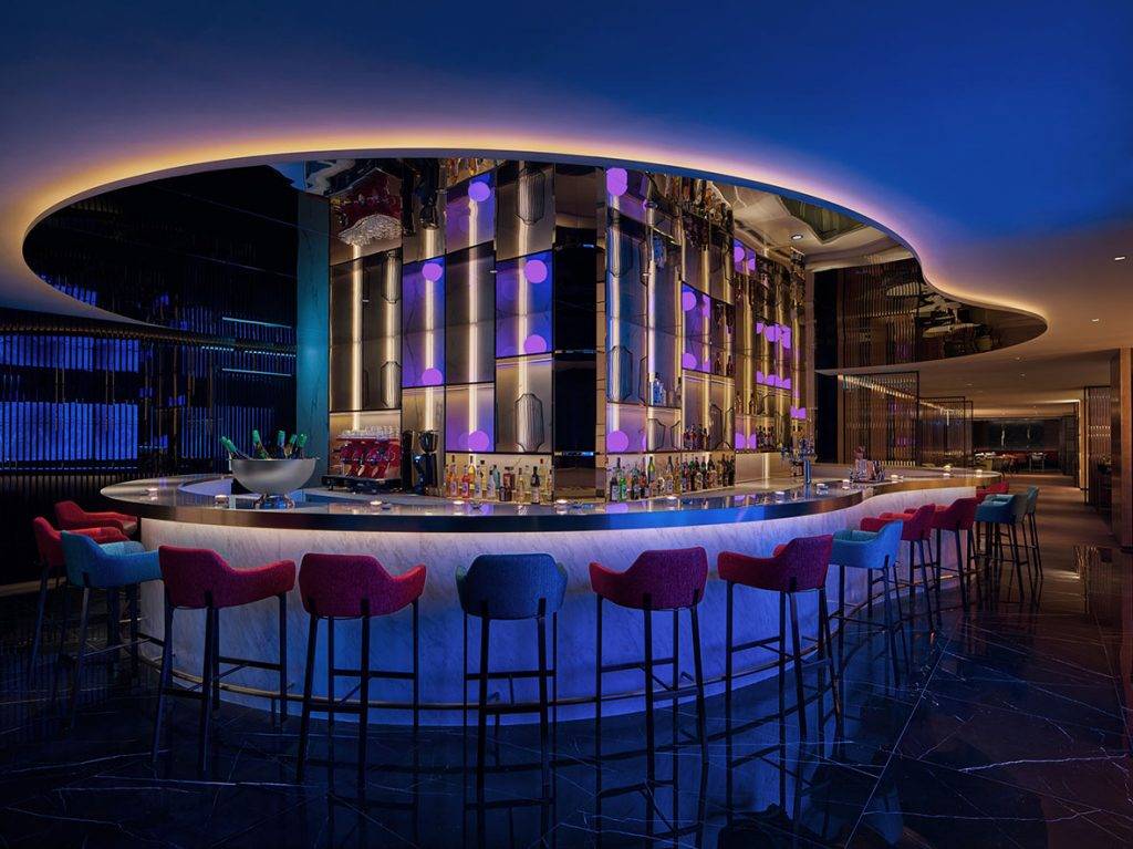 香港酒吧 酒吧餐廳推介｜流線型設計的酒吧，時尚感十足。