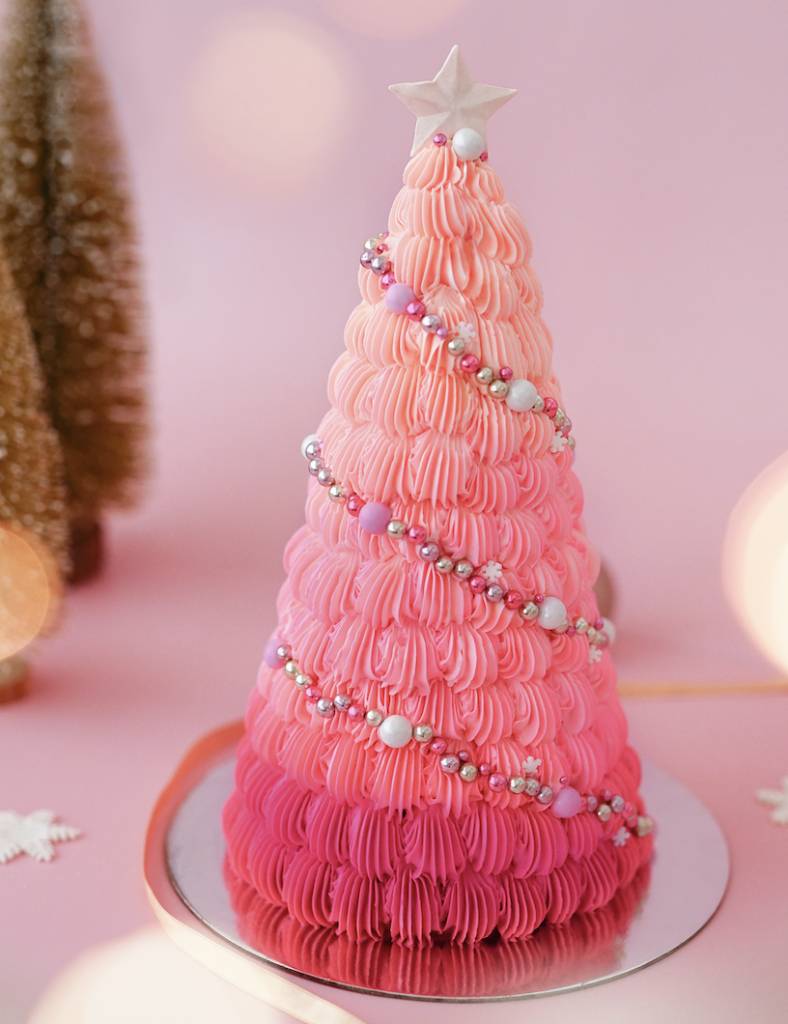 「Blushing Tree」（港幣1,280元，5吋 x 11吋，可供六至八人享用）粉紅色聖誕樹造型的「Blushing Tree」一改大家對綠色聖誕樹的刻板印象，綴以閃爍亮麗的蛋糕裝飾，洋溢歡樂的節慶氣氛。