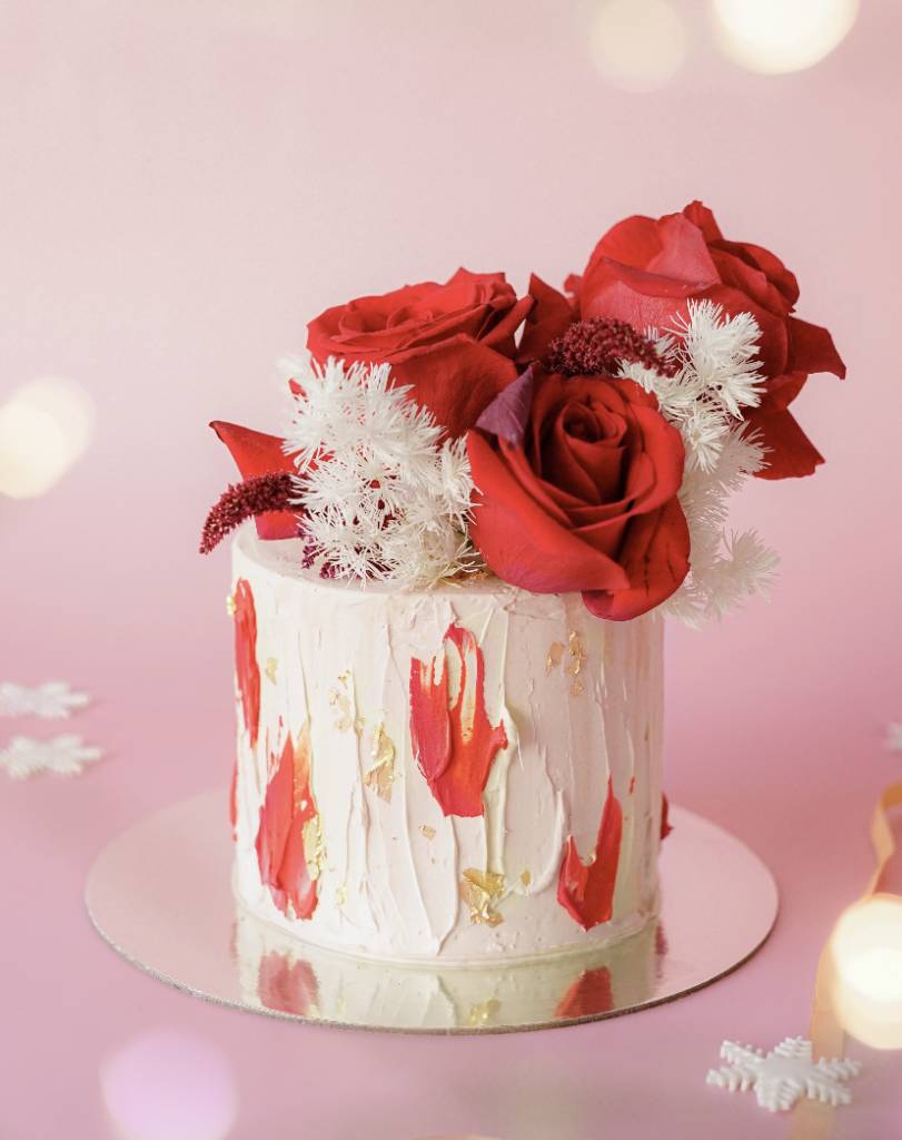 「Rosy Merry」（港幣1,080元，5吋 x 4吋，可供六至八人享用）「Rosy Merry」則以優雅的紅玫瑰為主角，在潔白乾花的襯托下，猶如一件美不勝收的花藝作品。