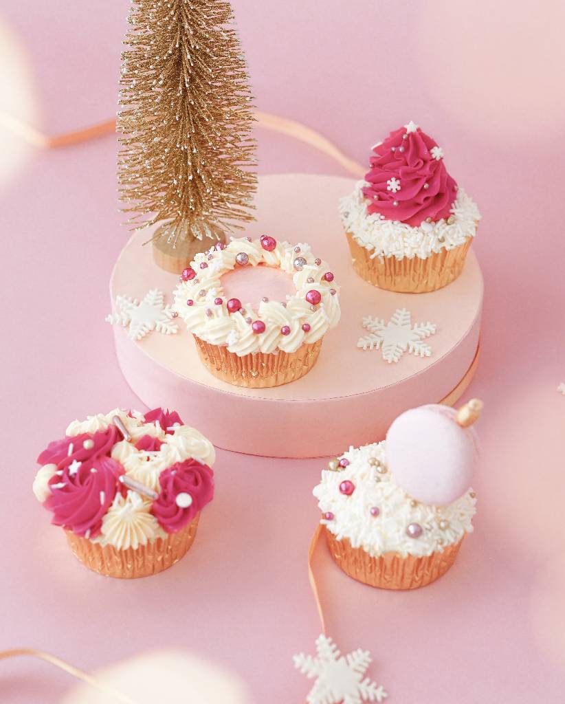 338元（六件）或港幣648元（十二件）「Pinkalicious Christmas Cupcake Collection」杯子蛋糕系列共有四款設計精巧的杯子蛋糕， 以粉色及白色忌廉打造景致不一的冬日雪境。