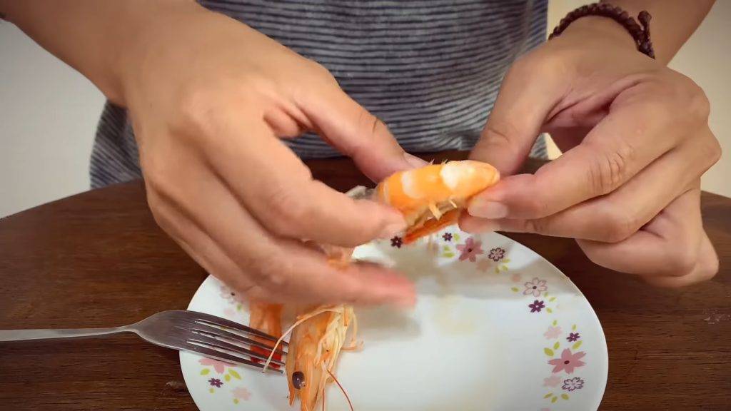 男友直接用口剝蝦再餵事主食。（圖片來源：YouTube「Ann•榜哥•生活事務所 」影片截圖）