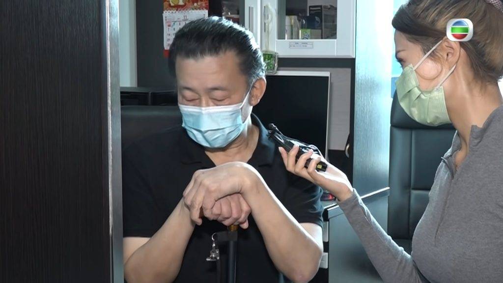 葉經理指自己在ICU病房被綁住手腳。（圖片來源：《東張西望》節目截圖）