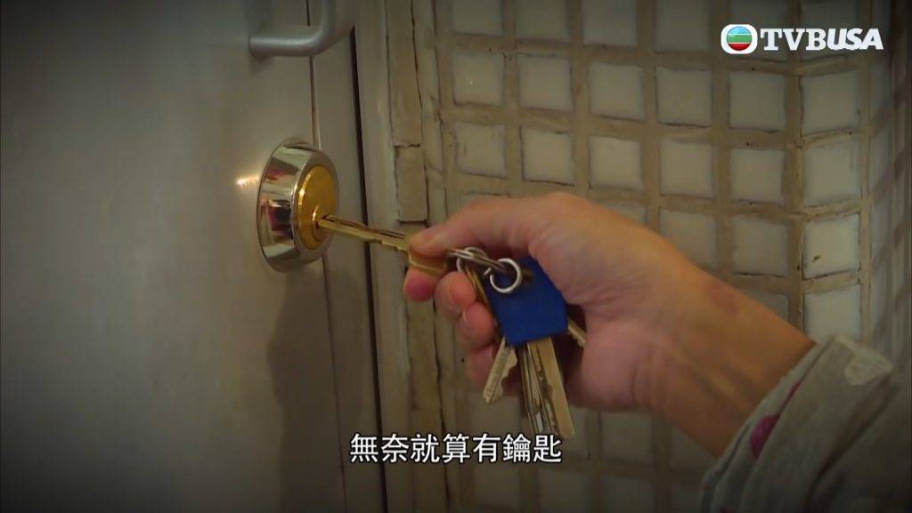 林希靈 阿娟更是恨心地將單位門鎖換走，令美華無法入屋。
