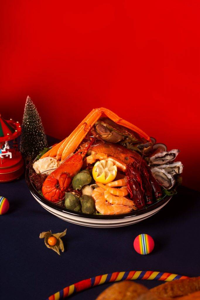聖誕自助餐 加碼海鮮冷盤，如紐西蘭生蠔、波士頓龍蝦、麵包蟹、及翡翠螺等源源不絕供應
