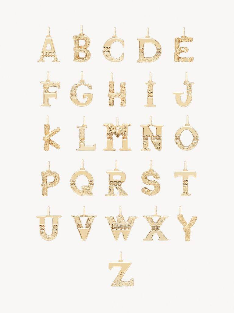 CHLOÉ #Alphabet necklace pendant in brass字母頸鏈 00（圖片來源：CHLOÉ）