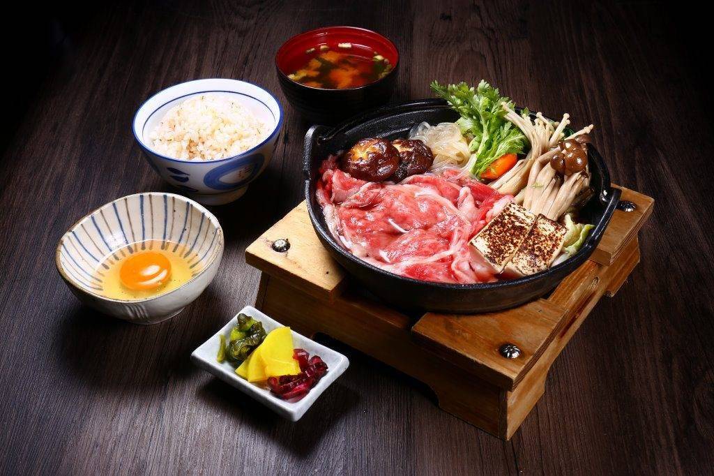 壽喜燒 壽喜燒/sukiyaki推介｜和牛壽喜燒套餐會配上麥飯、椰菜沙律和味噌湯。