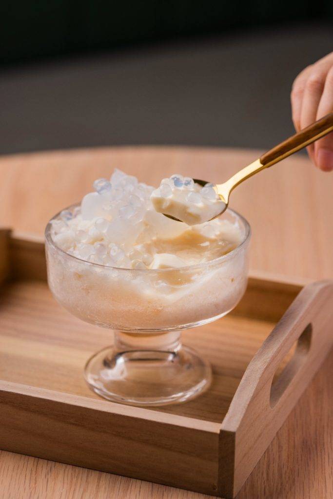 almond dessert 龍眼爽冰龍眼爽冰一碗用接近30粒龍眼製作而成，師傅再加以調配爽冰的甜度，從而食到啖啖果肉之餘，也不會過甜。