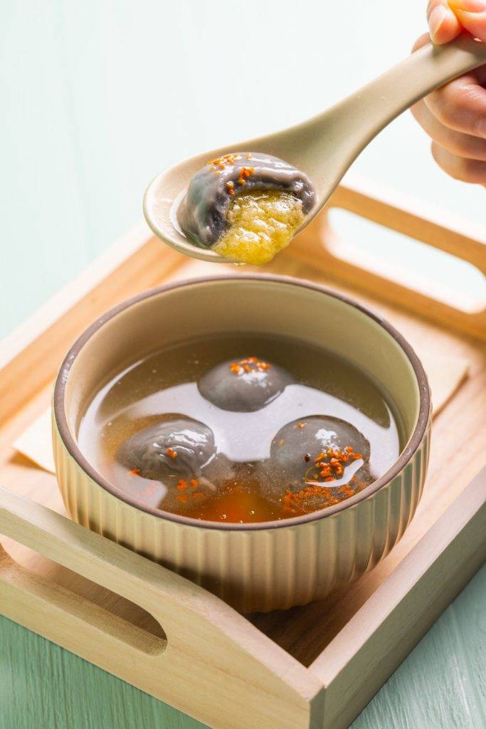 almond dessert 榴槤湯圓榴槤湯圓使用墨魚汁皮，泰國榴槤餡，新奇刺激。