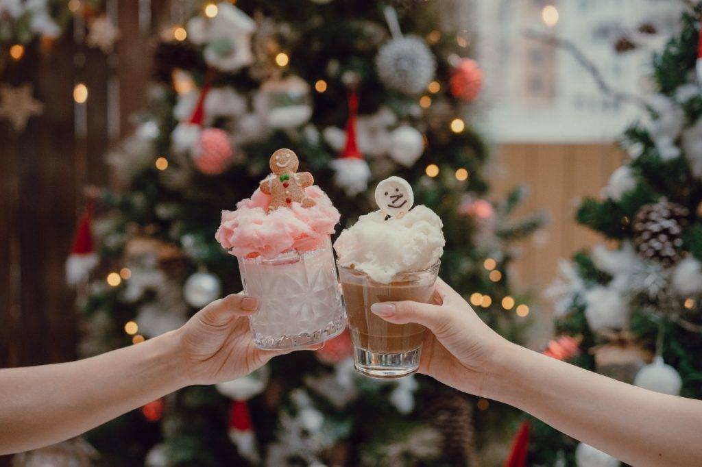 包兩杯冬日聖誕特飲，可選雪人焙茶鮮奶或薑餅人紫薯鮮奶。（圖片來源：Morokok授權圖片）