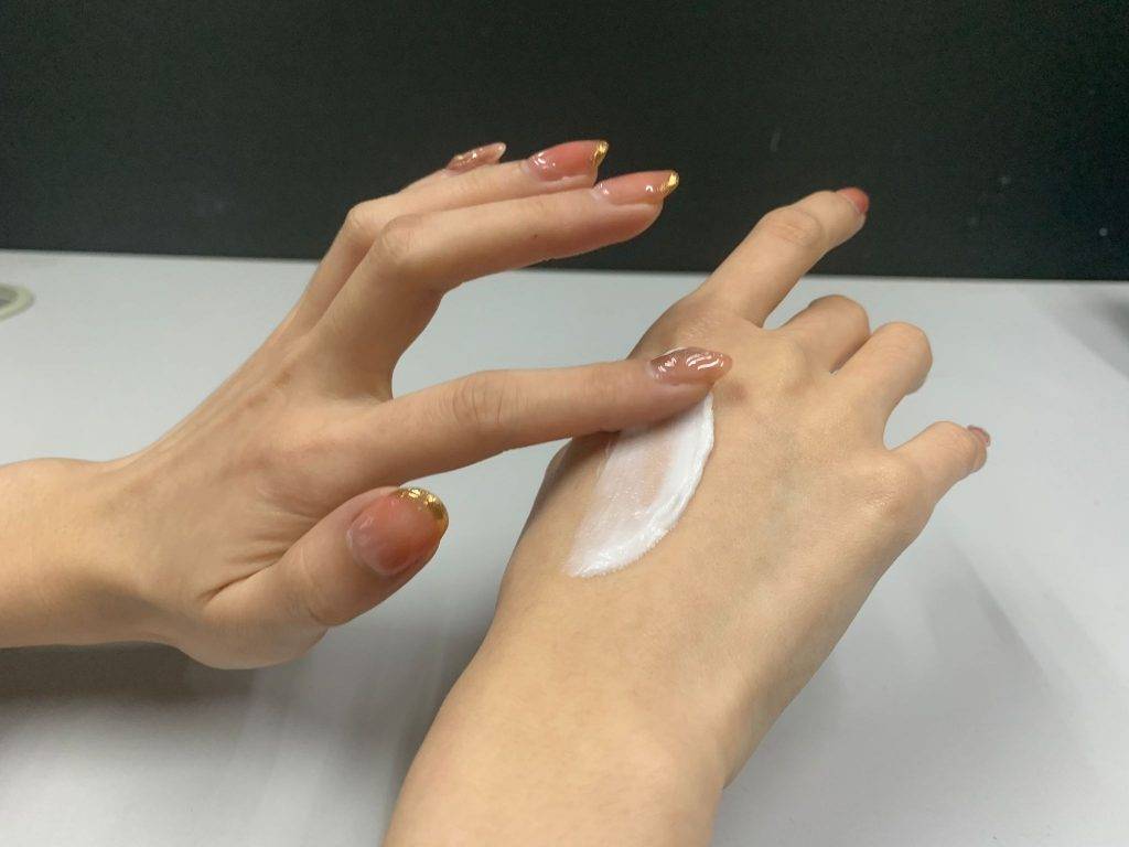 頻常的洗手會沖洗皮膚表面上的油脂分泌，容易令雙手出現乾燥脫皮的情況