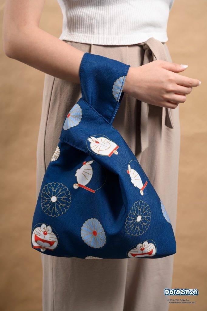 多啦A夢禮品 簡單將兩邊手挽帶套好，便能把手提袋變成手挽袋。
