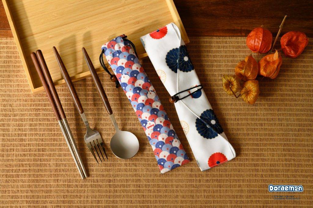 多啦A夢禮品 其中筷子、餐匙和餐叉的設計非常貼心，以和風感重的木系作設計，但在接觸食物的部分則選用不鏽鋼物料，方便用家清潔。