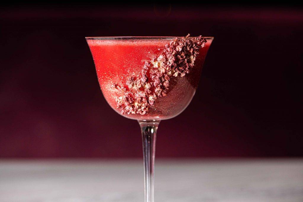 香港酒吧 酒吧餐廳推介｜Cocktail呈桃紅色，顏色鮮艷。
