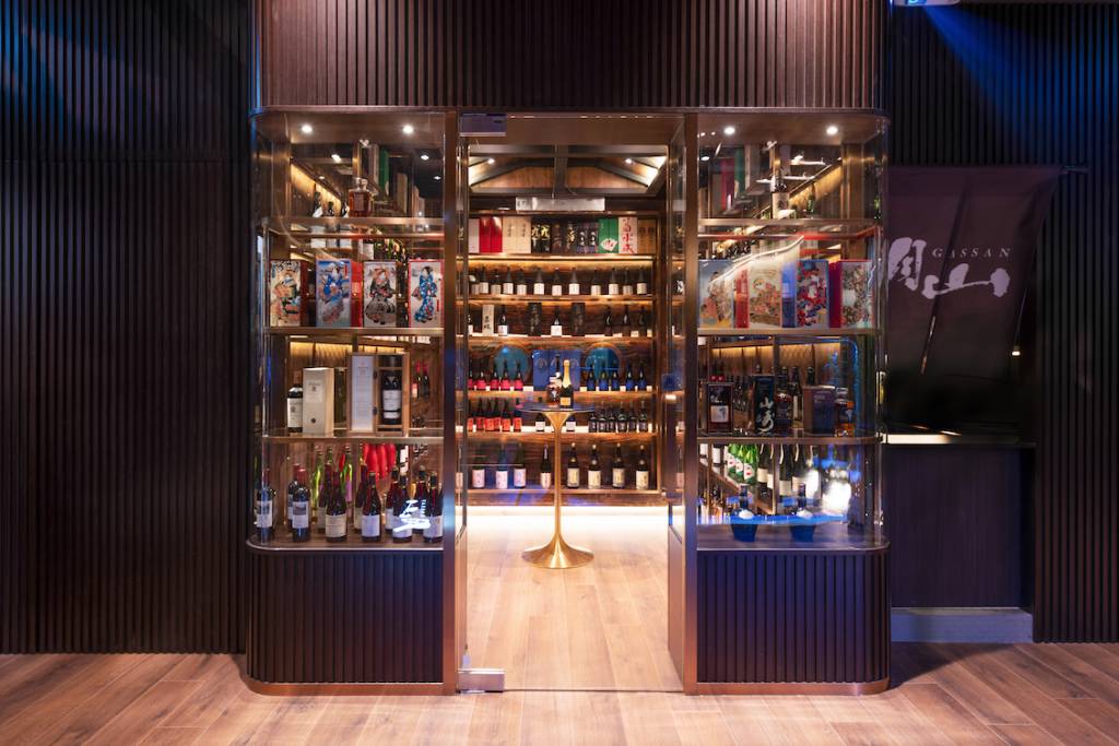 月山酒庫收藏逾300枝、超過50個品牌，酒釀選擇有熱門清酒，也有已停產日本威士忌。