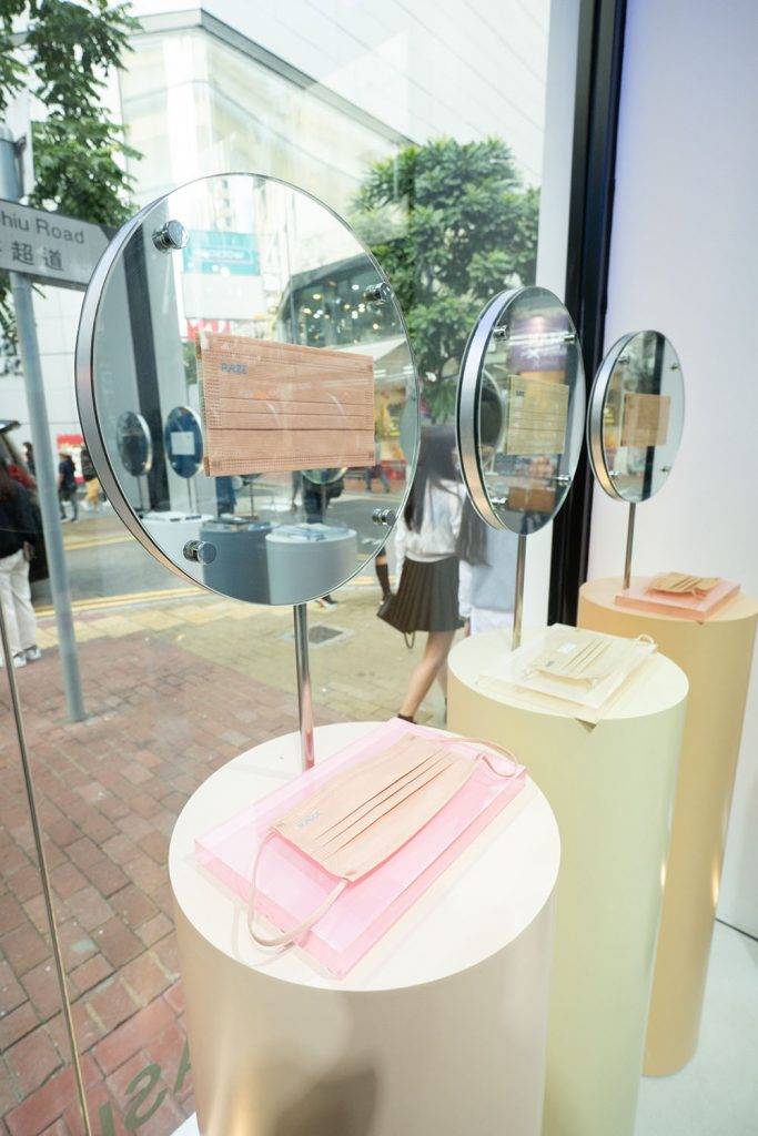 RAZE銅鑼灣 Mask Mirror附有各色皇牌產品，方便客人埋鏡拼拼！