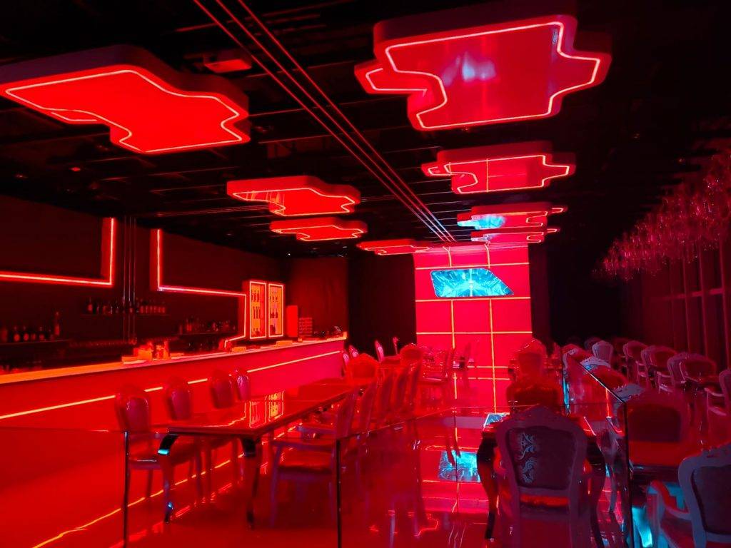 PHENOMENON WINE • DINE 神秘暗紅色調讓餐廳增添迷幻感。