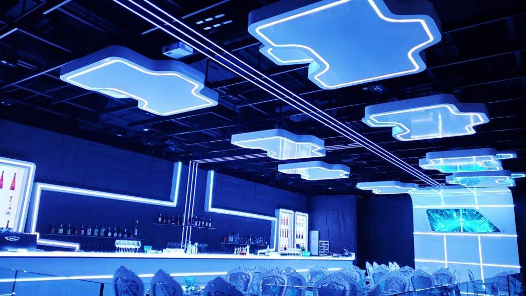 PHENOMENON WINE • DINE 餐廳更是以電子世界作主題，入夜後會幻變成星空世界，有種置身於太空艙的感覺。
