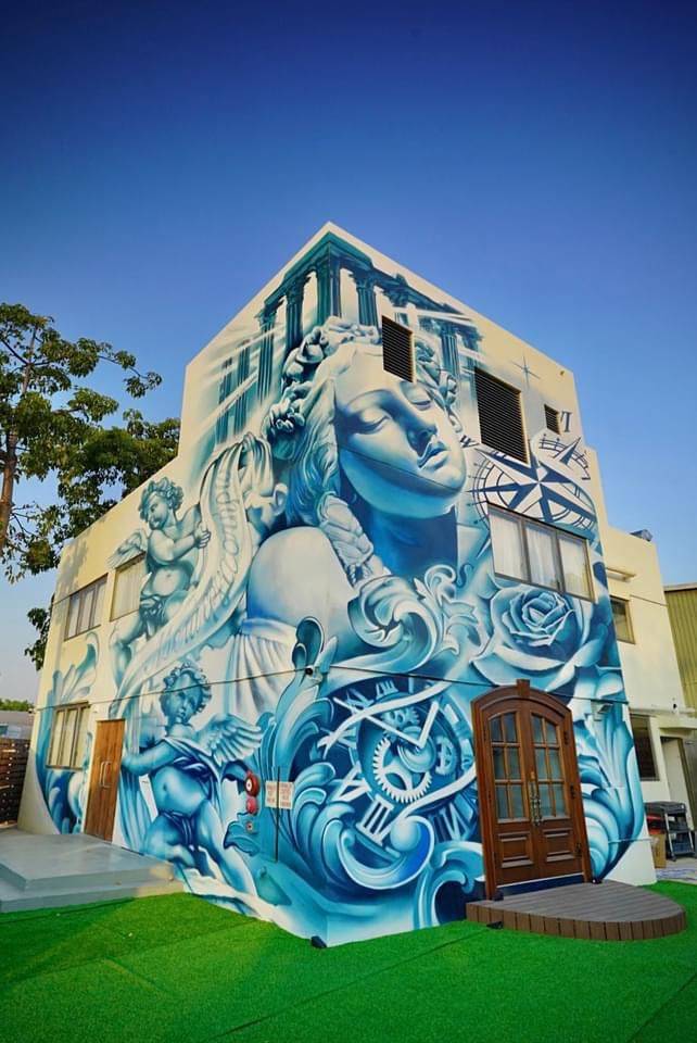 Myth House外牆巨型希臘女神像，藍白兩色打造希臘風夢幻空間。