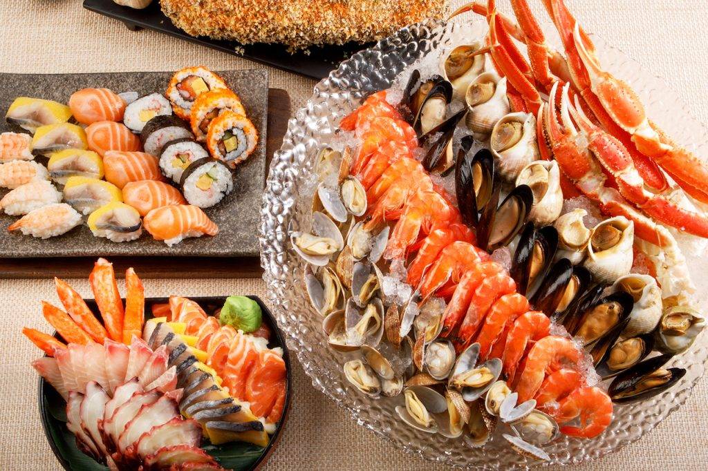 自助餐 海鮮拼盤：蟹腳、紐西蘭青口、海蝦、白蜆和黃金螺、即切的三文魚、油甘魚、鯛魚、帝皇蟹柳和八爪魚刺身