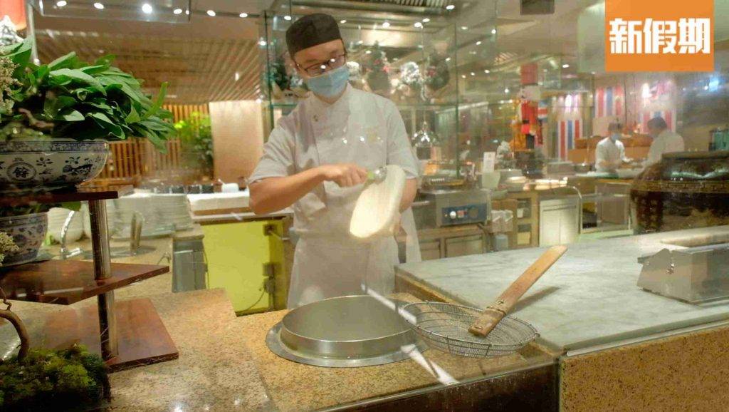 香格里拉酒店 每日均有不同即場製作麵底，如刀削麵。