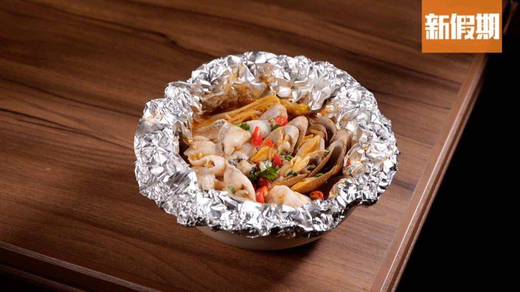 foodmaze 山城水煮魚花甲湯鍋$74餐廳：花甲年華）以原個瓦煲及錫紙呈上，內有水煮魚、滿滿的花甲及娃娃菜。