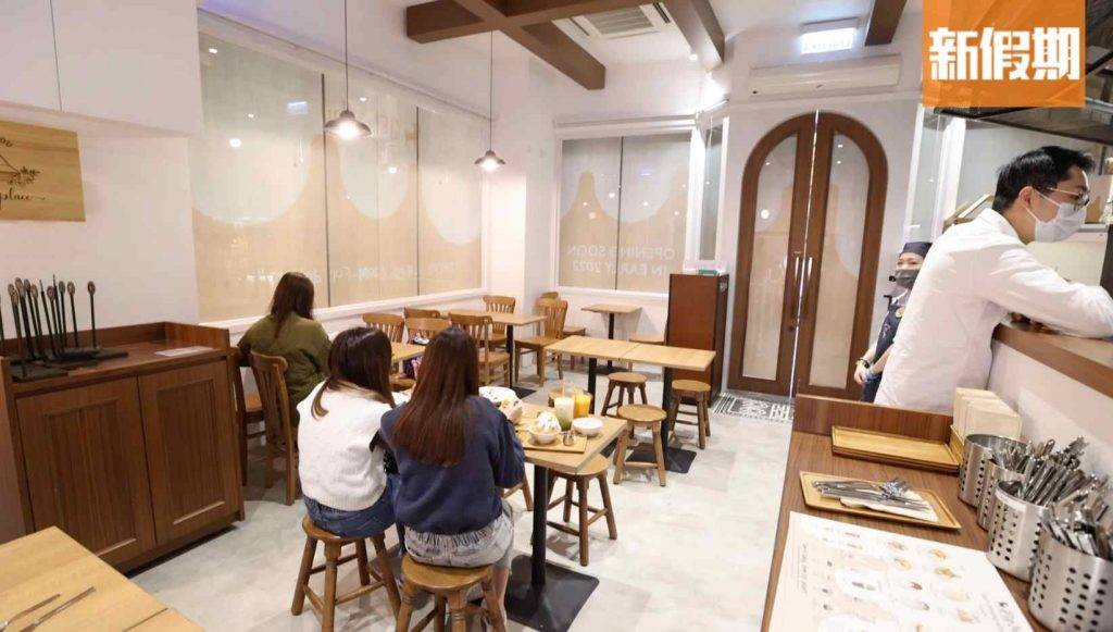 afteryoudessertcafe 內部以泰國白色小屋概念，以淺色木系作點綴，提供40個座位，位置較細。