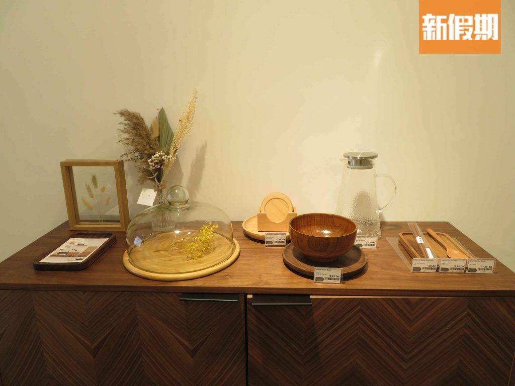 IUIGA 廚房用品方面以檀木廚具及玻璃杯碗為主