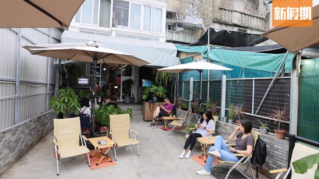 長洲一日遊 長洲好去處 長洲美食 Haika Coffee門外的露天位置相當舒服，為客人的熱門座位。