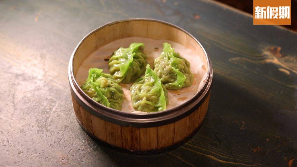 長洲美食 芫荽蜆肉餃 $32／4隻，薄薄的綠色外皮非常煙韌。